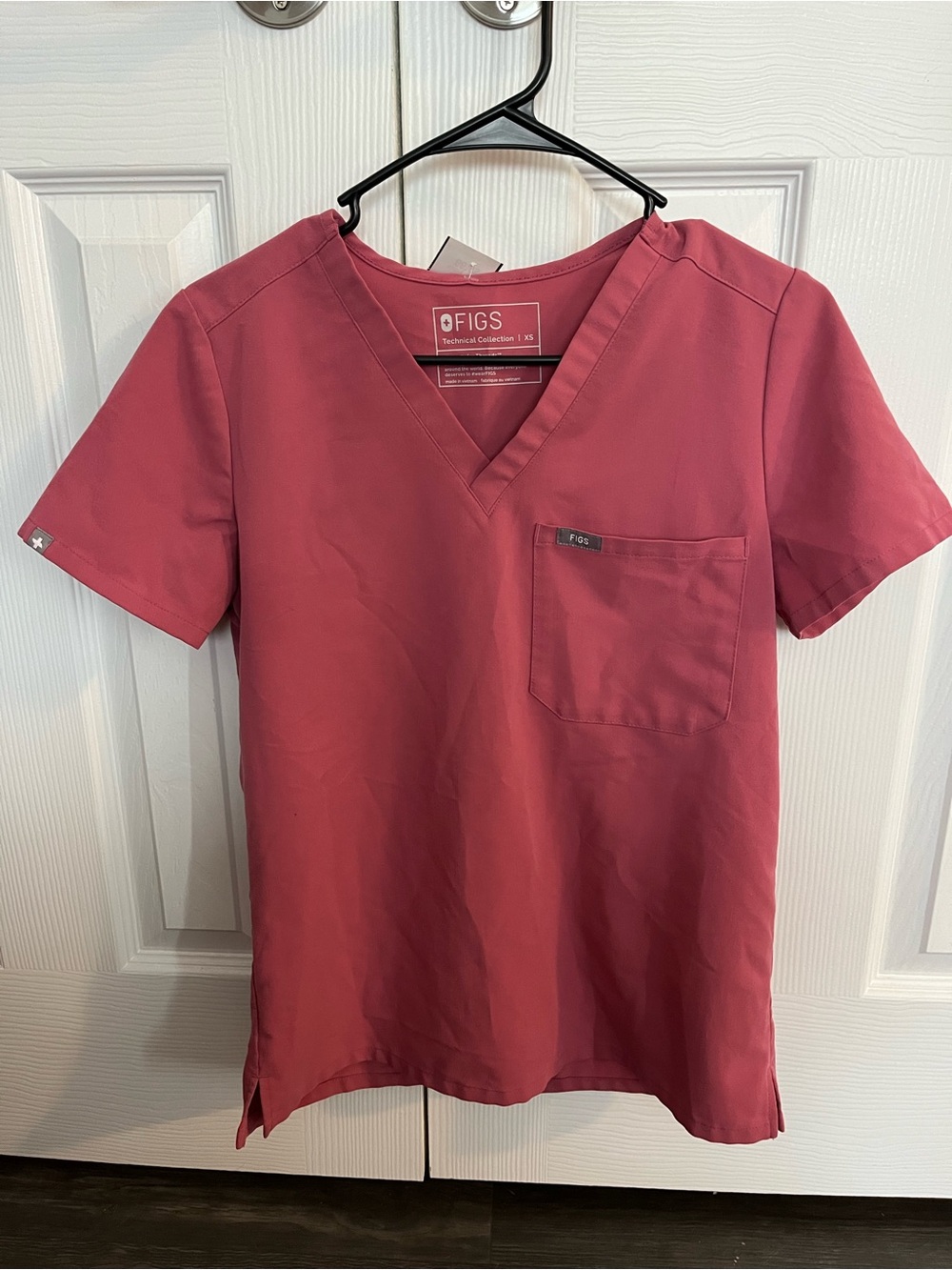 FIGS Women’s V-Neck Scrub Top - Rosewood